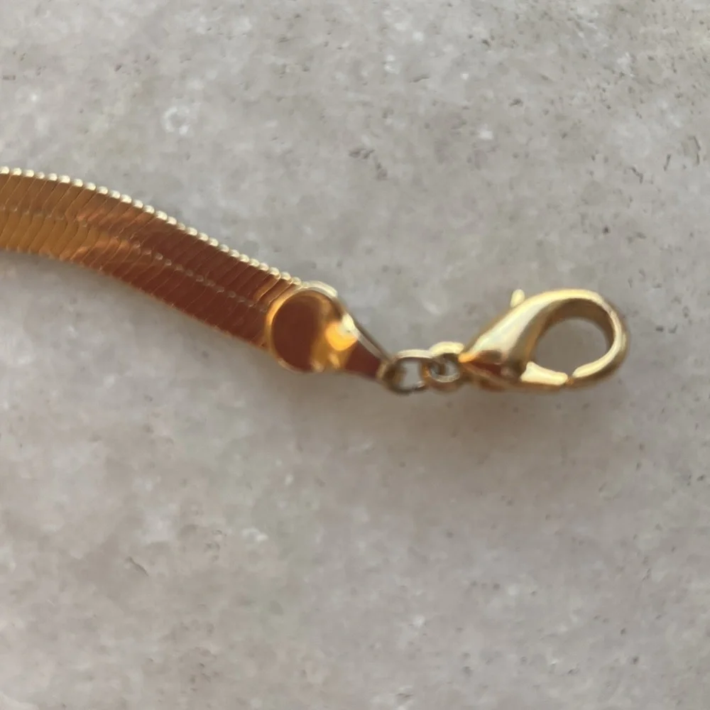 Vintage 80’s 90’s 18” gold plated herringbone necklace diamond cut double sided